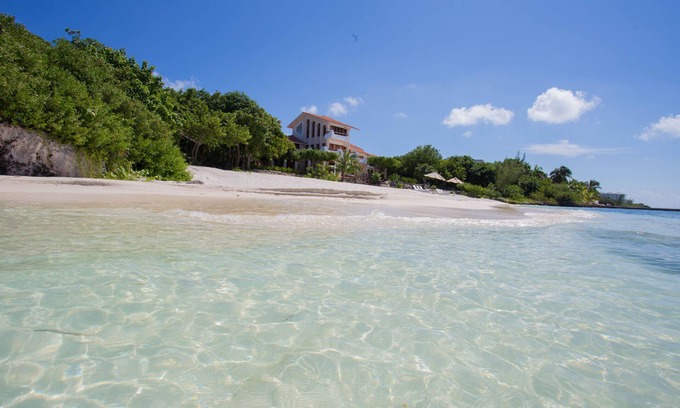 Isla Mujeres Casa | ¡Disfruta de tu propia playa privada en esta increíble propiedad de lujo frente al mar!