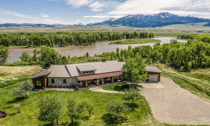 Livingston Casa | Enjoy your own stretch of the Yellowstone at Mayfly Manor