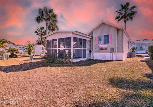 Upper Grand Lagoon Casa | Enjoy your quiet vacation at Butler's Beach Retreat!