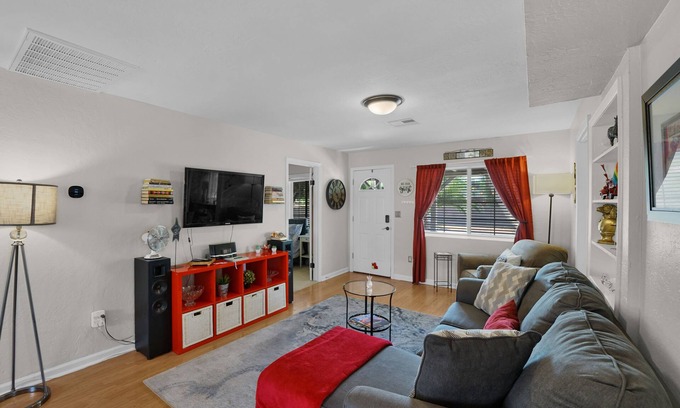 Coronado Casa | Enjoy your stay in a simpler time when hosts went out of their way