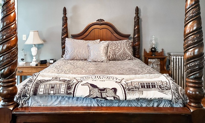 Winchendon Casa | Enjoy your stay in an antique home in an antique toy museum!