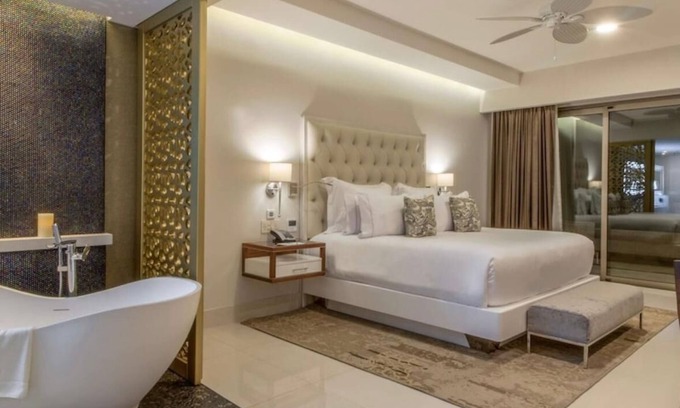 Juárez Complejo | Disfrute su estancia vacacional en un hotel 5 diamantes en Cabo San Lucas