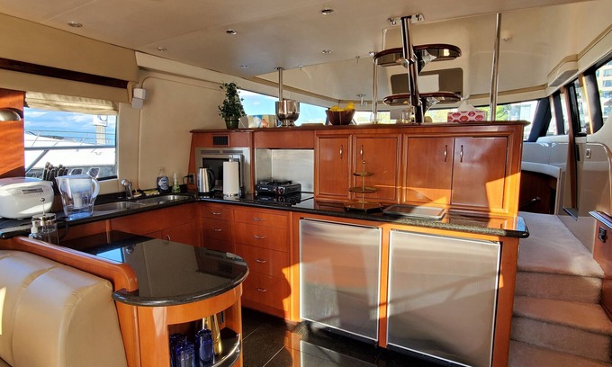 Central Alquiler De Eote | Enjoyable 3-bedroom luxury boat with WiFi in Vancouver