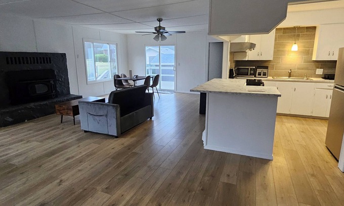 Long Beach Casa | Enjoyable 3-bedroom house with access to the beach