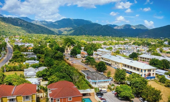 Saint Andrew Apartamento | Enjoyable apartment with AC in Kingston Near US Embassy