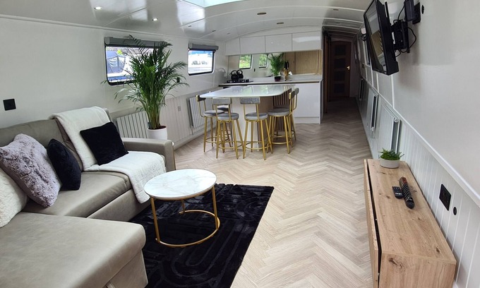 Liverpool Alquiler De Eote | Enjoyable boat Selena Aqua Retreat with WiFi in charming Liverpool Albert Docks