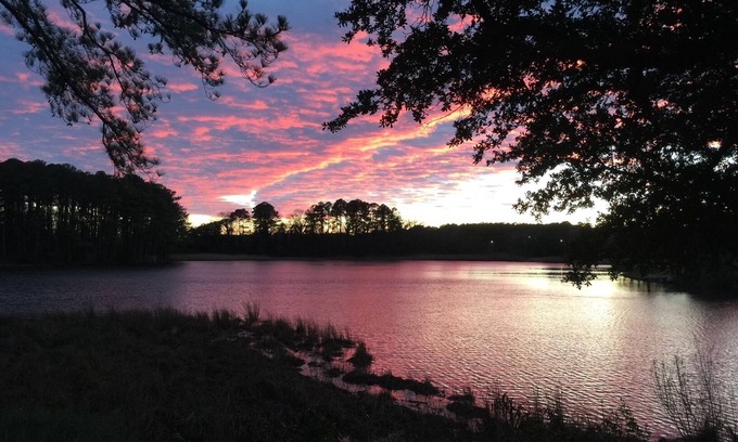Norfolk Casa | Enjoys Sunsets on the Creek from our Vintage Cottage tucked away near BAY & Base