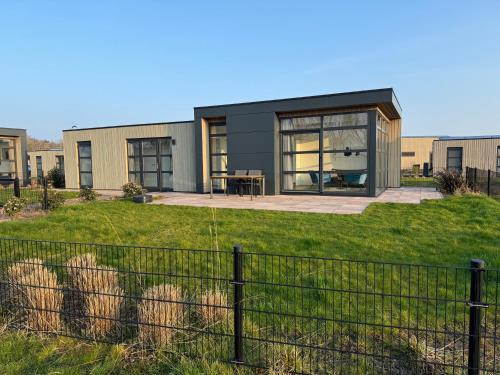 Enkhuizen Casa | Enkhuizer Strand Chalet Meeresbrise Dritte Reihe mit Zaun Haus Nr 251