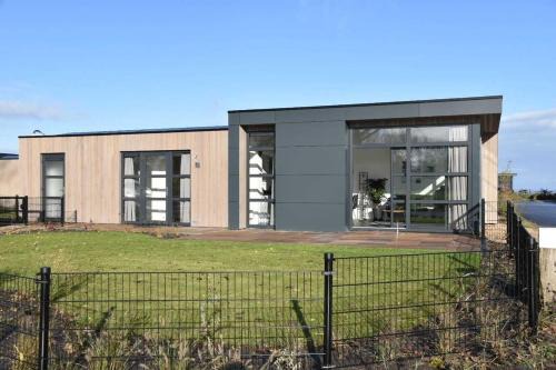 Enkhuizen Casa | Enkhuizer Strand Chalet Sonnenblume Vierte Reihe mit Zaun Haus Nr 234