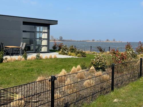 Enkhuizen Casa | Enkhuizer Strand Chalet IJsselmeerstrand Erste Reihe mit Zaun Hausnr 204