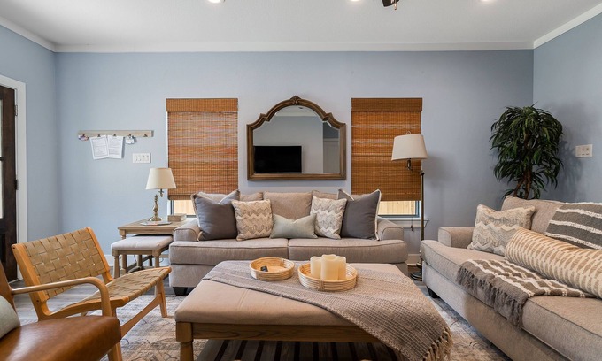 West Dallas Casa | Enormous Large Group Hotel with 2 Beds / Room