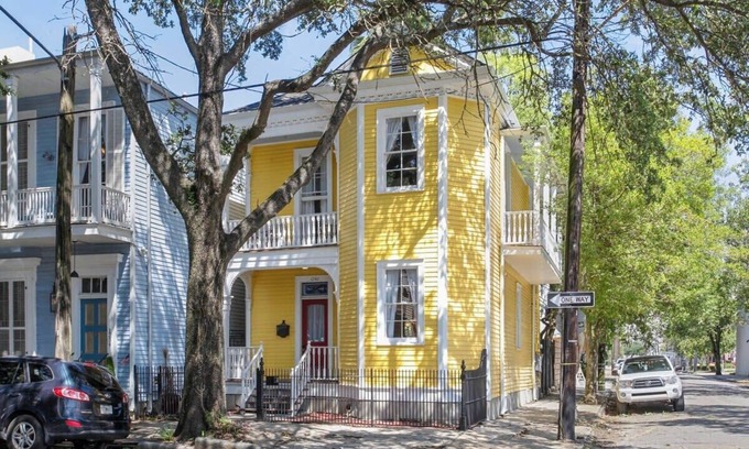 Faubourg Lafayette Casa | Enormous Sunny Historic NOLA Victorian