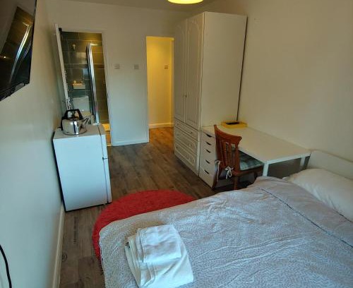 Watford Casa | EnSuite Master Bedroom, private bathroom, inside family home, walking distance to Harry Potter