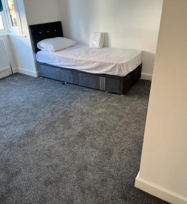 Botwell Casa | ENSUITE ROOM AT HAYES