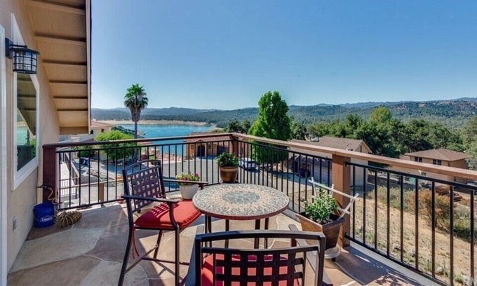 Oak Shores Casa | Entertaining lakeview home pet friendly, WiFi, sleeps 12