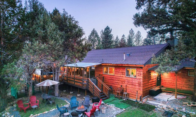 Big Bear Cabina | Entertainment Cabin ~ Lovely home with hot tub, game room, balcony, & firepit - dog friendly