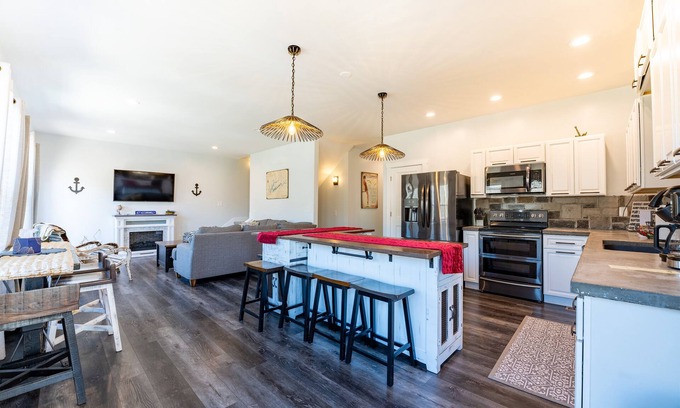 Flat Hollow Marina Casa | Entertainment in Abundance, Putting Green, Games, Kayaks, No-wake Covered Dock!