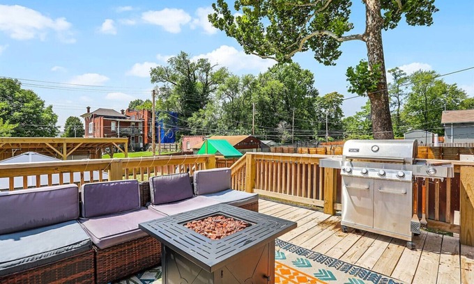 St. Louis Casa | Entertainment Oasis: Spa, Game Room & Playground