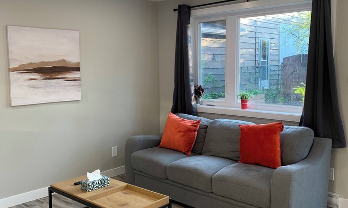 Waterloo Casa | ENTIRE 1 BEDROOM UNIT with Free Parking and Wifi - u5
