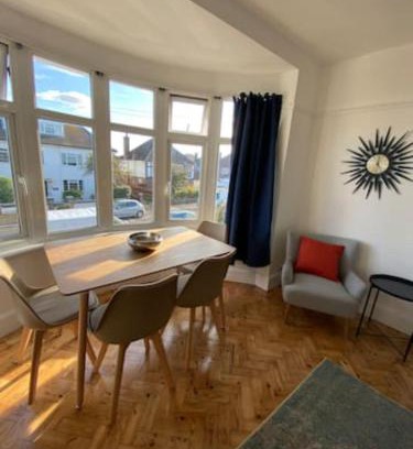 Worthing Apartamento | Entire 2 bed property, 1 road back from the sea