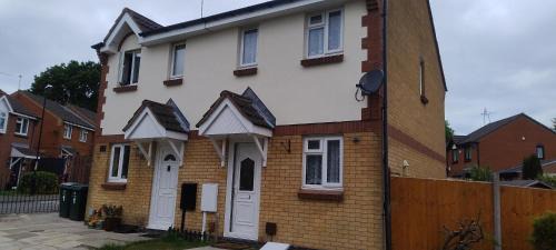 Holbrooks Casa | Entire 2 bedroom home with parking in Coventry, UK