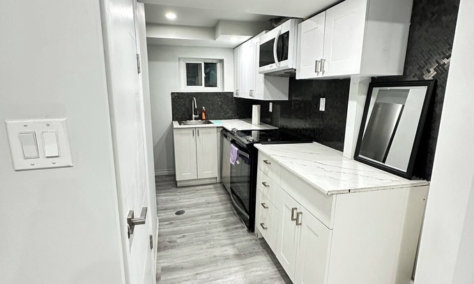 Kitchener Casa | Entire 2 Bedroom lower Unit, Kitchen+Wi-Fi+Laundry+Parking+Ventilated+Well Lit