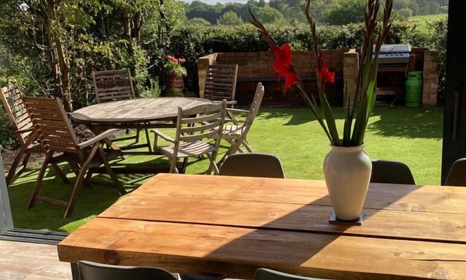 Little Bollington Casa | Entire 3 bedroom newly converted coach house and garden, awesome views, pub.