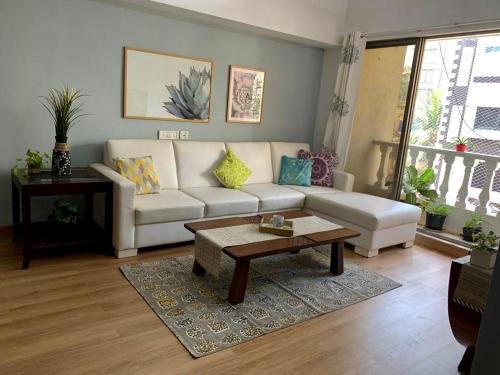 Bandra West Apartamento | Entire 3 BR apartment with Balconies Bandra