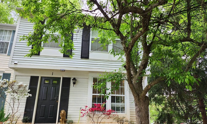 North Potomac Casa | Entire 3-BR house