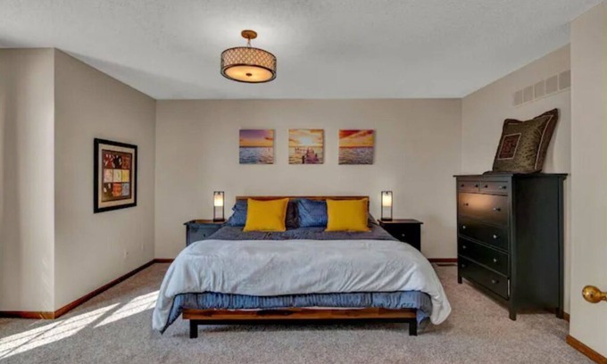 Southwest Topeka Casa | Entire 3-level, 3 BRM home w/King/Queen/Twin beds