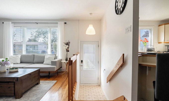 Saint-Hubert Casa | Entire 4 BDR House near MTL, Free Parking