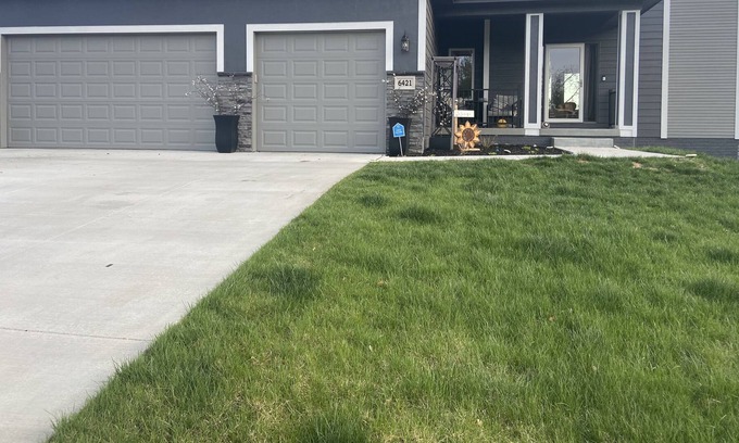 Omaha Casa | Entire 4 bed 3.5 bath new construction home with jacuzzi tub!