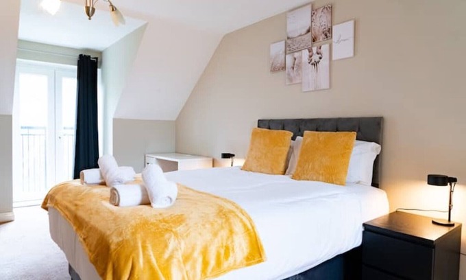 Huntingdon Casa | Entire 4 Bed House| Cosy |Luxury |Sleeps 7|Free Parking