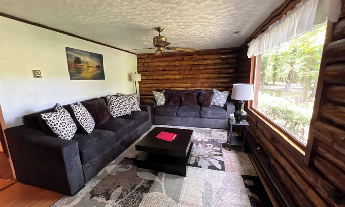 Marion Station Cabina | Entire 4-bedroom 2-bath Cabin with AC, Recreational rooms, WiFi in Crisfield, MD