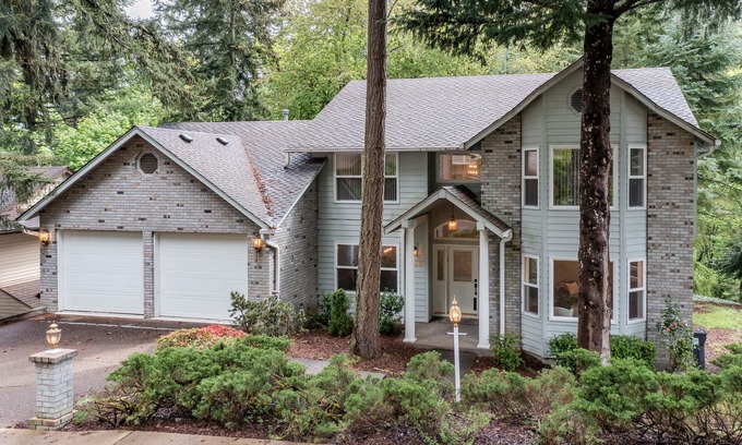 Southeast Eugene Casa | Entire 4-bedroom house, billiards and ping-pong, close to University of Oregon
