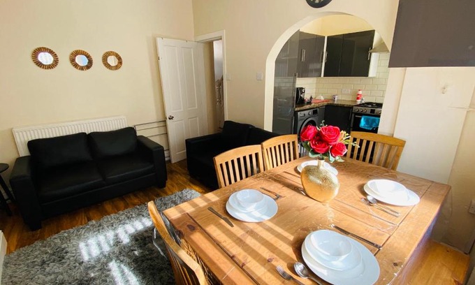 Liverpool Casa | Entire 4 bedroom House - EV POINT & FREE PARKING