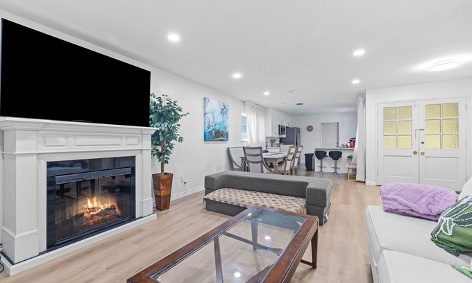 University City Casa | Newly Renovated Entire 4BR house + big backyard