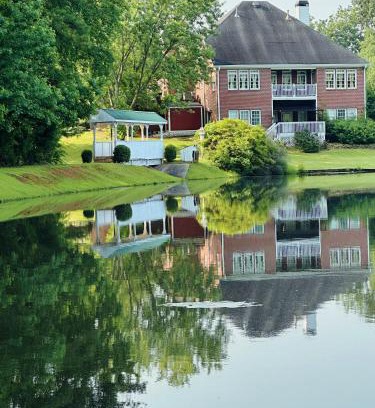 Conyers Apartamento | Entire 4BR Lakeview Home with Parking Fast Wi-Fi Conyers