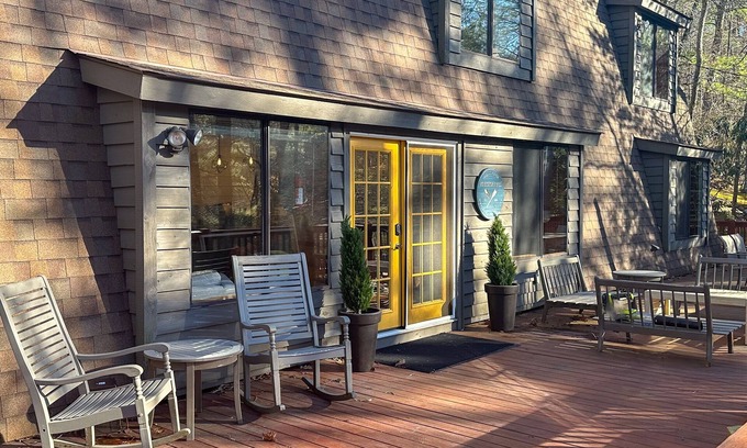 Lake Sequoyah Cabina | Entire cabin on Lake Sequoyah in Highlands.