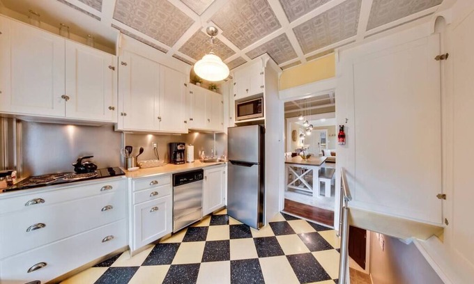 Saskatoon Downtown Casa | entire character home in city park