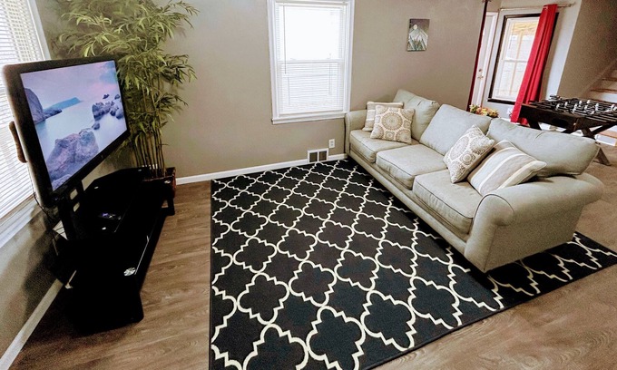 Omaha Casa | Entire Classy 1King1F2T + Fenced Yard