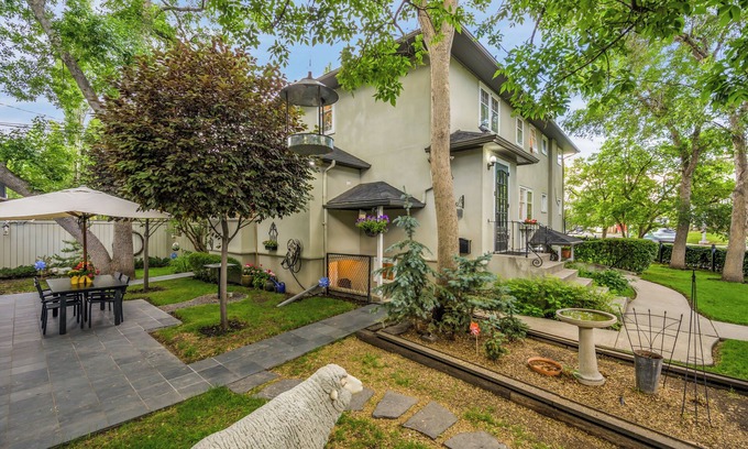 Mount Royal Casa | Entire Cliff Bungalow Heritage Property | 7 Beds, Garden Oasis, 4 Parking Spaces