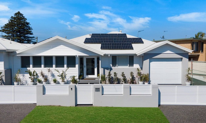Lake Illawarra Casa | Entire Coastal Residential Family Home. Sleeps 12 - Lake & Beachside Property.