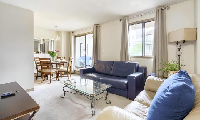 Beltline Apartamento | Entire Condo Downtown, walk to BMO & Stampede, Parking, 1,5 hrs to Banff