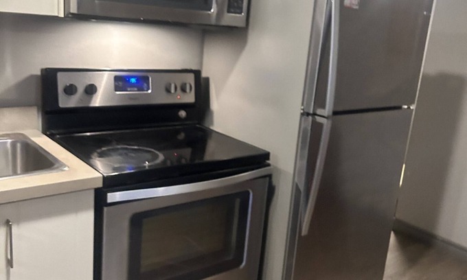 Waterloo Condominio | Entire condo one bedroom and den in the heart of waterloo