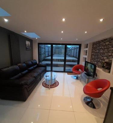 Llandaff North Casa | Entire Contemporary & spacious home & free street parking