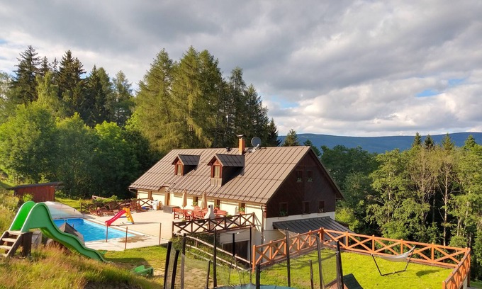 Vrchlabi Casa | Casa rural completa con piscina, para hasta 20 huéspedes.