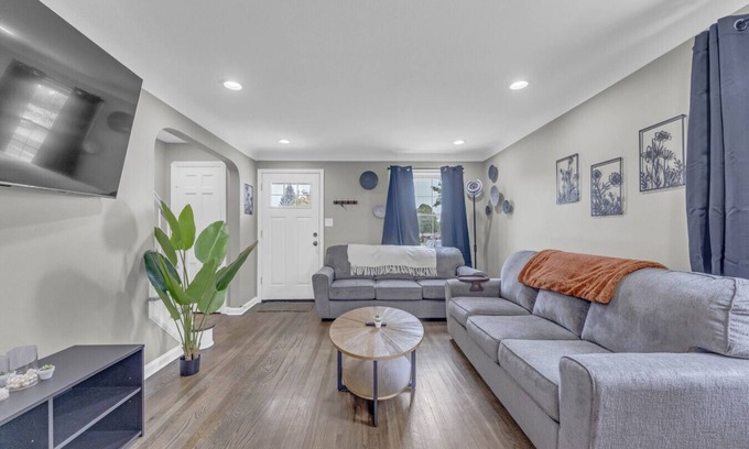Brooklyn Apartamento | Entire Duplex|Great For Large Group|Spacious and Updated Design