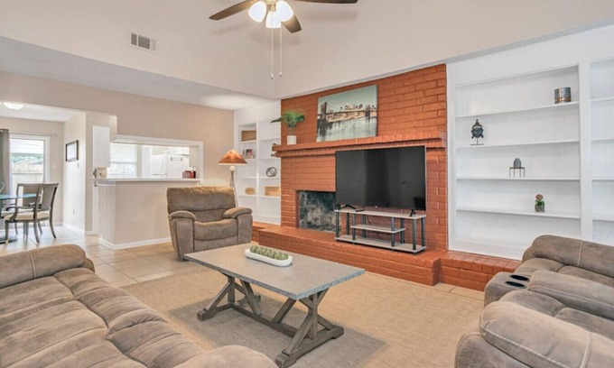 Kempwood Casa | Entire Duplex with 6 Bedrooms for Large Groups