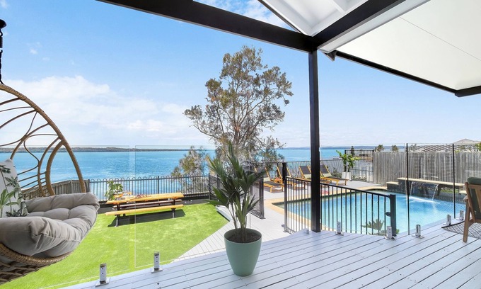 Toukley Casa | ENTIRE FAMILY HOME for 15 Guests - Right on the Lake!